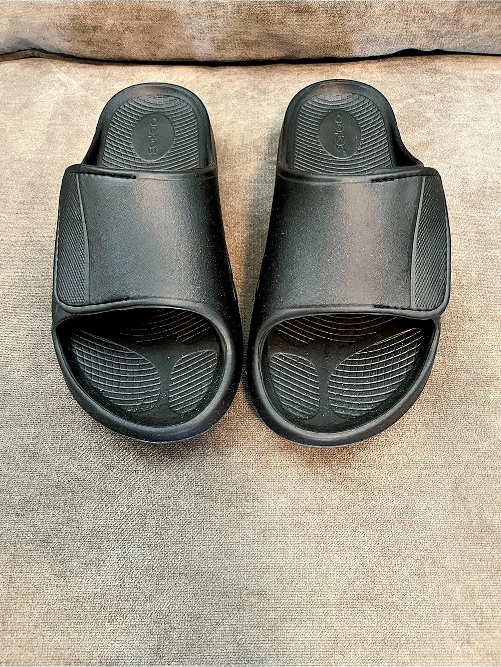 Unisex OOFOS Black Recovery Slide Unisex Men’s Size 10 Women’s 12 Worn Once